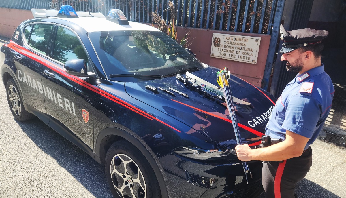 Carabinieri_arco e freccie sequestrate