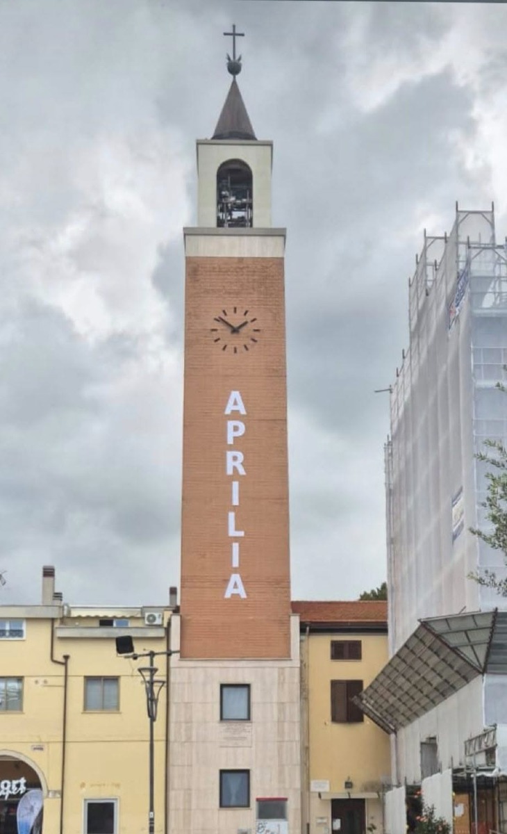 Campanile Chiesa San Michele Arcangelo_ scritta Aprilia