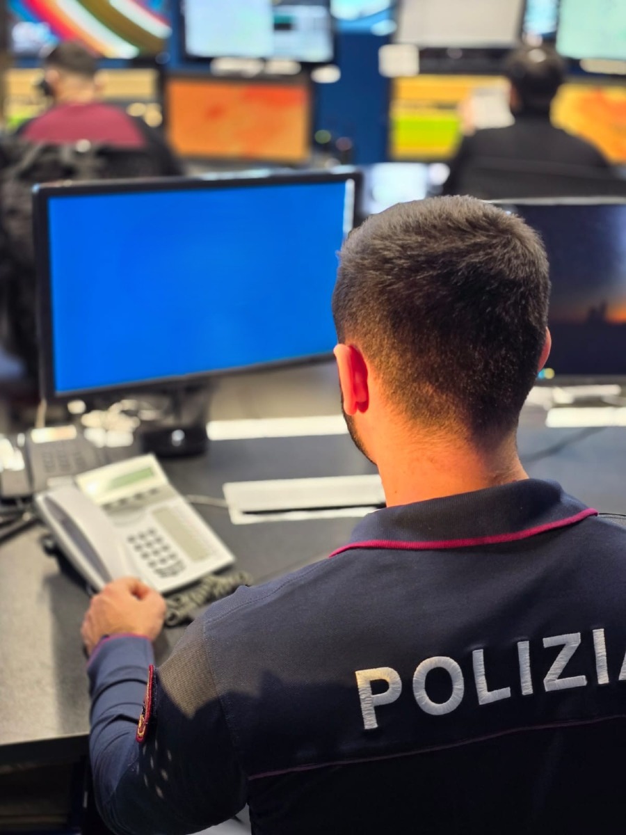 Polizia Postale_operatore al pc