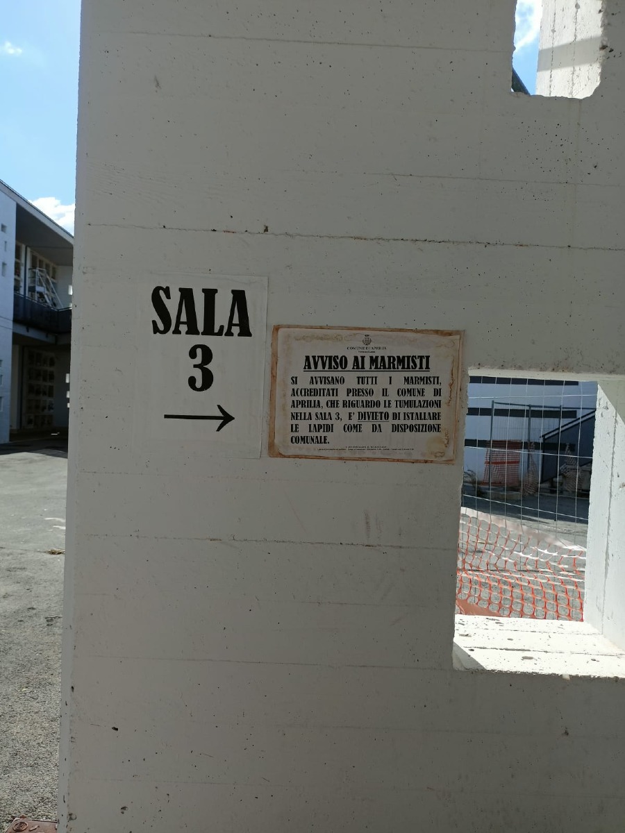 Cimitero Aprilia - sala 3 - salme senza lapidi